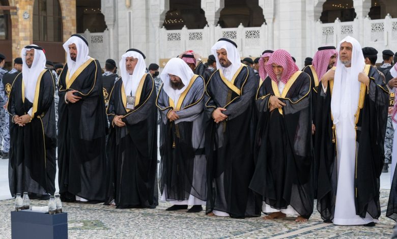 نيابةً عن خادم الحرمين الشريفين.. نائب أمير مكة المكرمة يتشرف بغسل الكعبة المشرفة